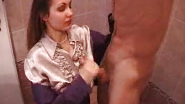 فتاتان تتعاملان مع بعض القضبان مع كسسهما في لعبة سكس عربي افلام عربية رومانسية رباعية