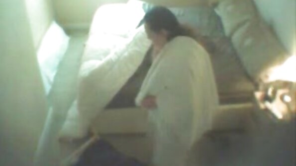 امرأة سمراء منفردا مع جنس سكس عربي كس حلق هو الاصطياد قبالة السرير